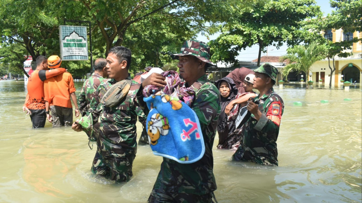 Aksi Heroik Polisi Selamatkan Warga dari Banjir di Bandung