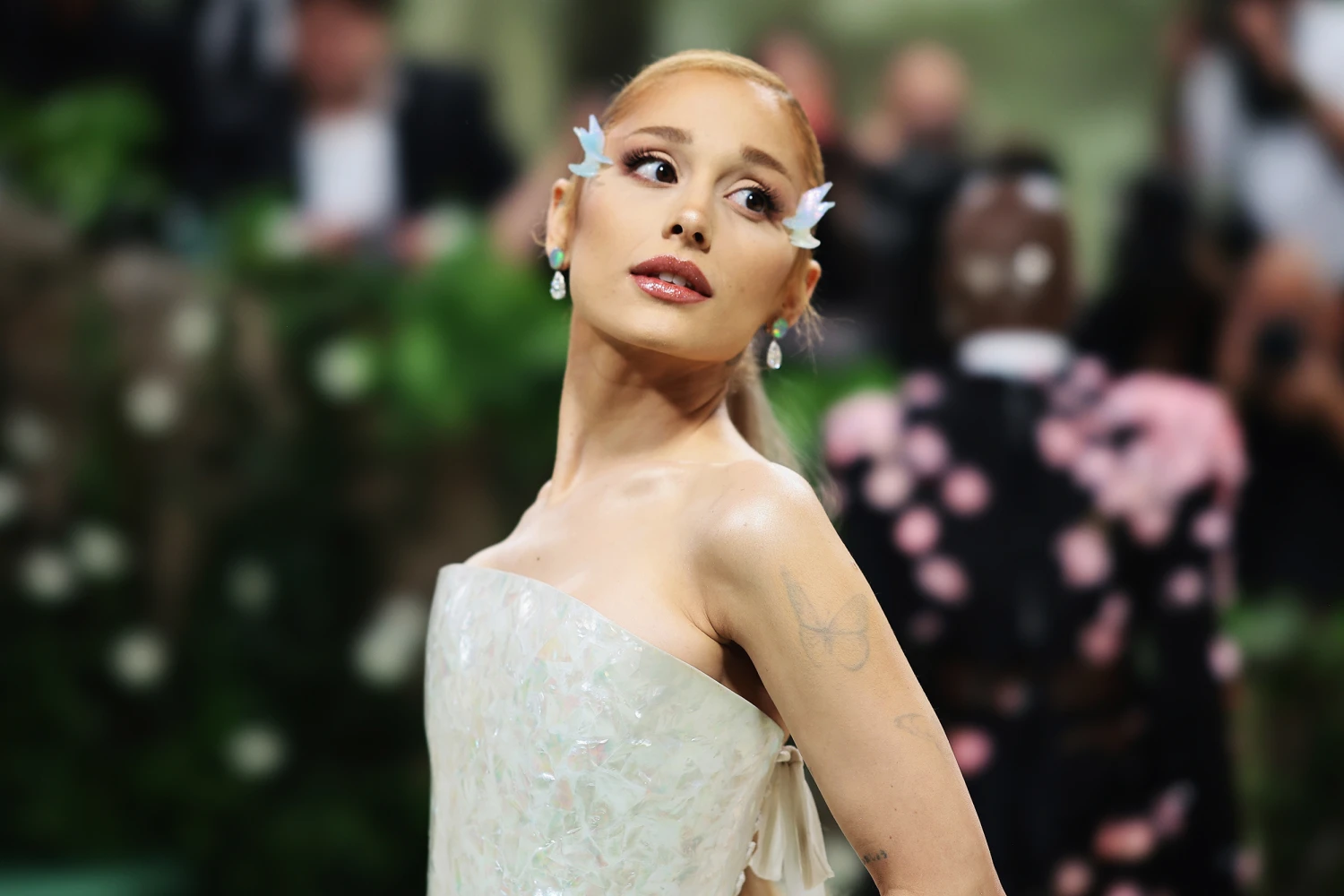 Ariana Grande Berkolaborasi dengan Penyanyi Internasional